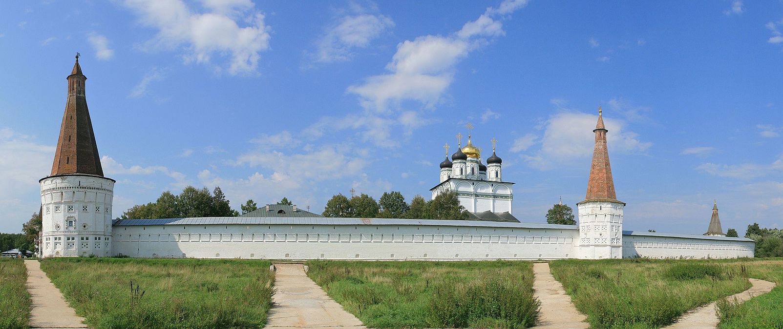 Хор волоколамского монастыря. Высокая Воскресенская башня.