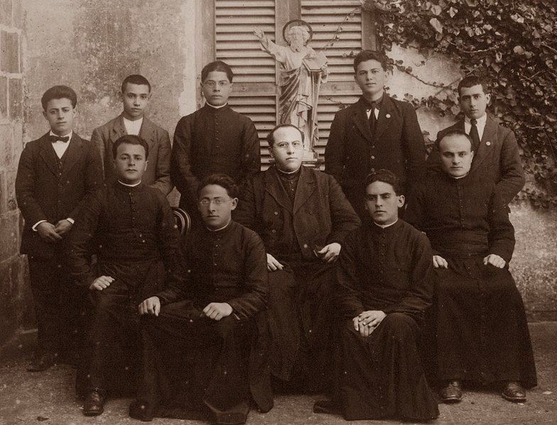 File:Joseph De Piro with MSSP members.jpg