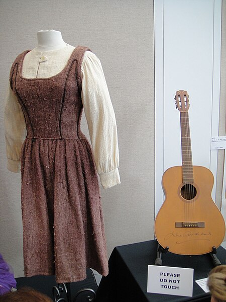 Fichier:Julie Andrews "Maria" costume & Goya guitar signed by Andrews - Debbie Reynolds Auction.jpg