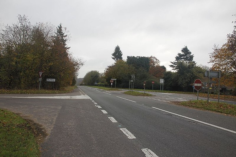 File:Junctions at Bix - geograph.org.uk - 2688329.jpg