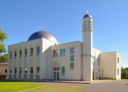 So kommt man zu Khadija Moschee mit den Öffentlichen - Mehr zum Ort Hier