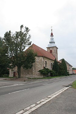 Farní kostel sv. Josefa ve Vlčkovicích v Podkrkonoší.