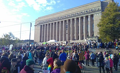 Koululaisia kokoontunut Helsingissä eduskuntatalon portaille osoittamaan mieltään ilmastonsuojelun puolesta. Vapaassa demokratiassa rauhanomainen mielenosoitus on kansalaisten perusoikeus ja yksi tapa vaikuttaa päättäjiin.