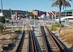 Bifurcació cap a l'estació de Barcelona-El Port (esquerra) i cap a la terminal Álvarez de la Campa (dreta).