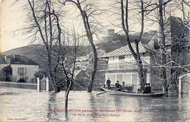 File:La Roche-Guyon pendant les inondations - Les Bords de la Seine et le Donjon.jpg