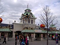 De ingang van attractiepark La Ronde in Halloweensferen