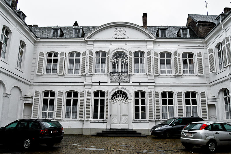 File:La cour et la façade intérieure de l'ancien Evêché.JPG