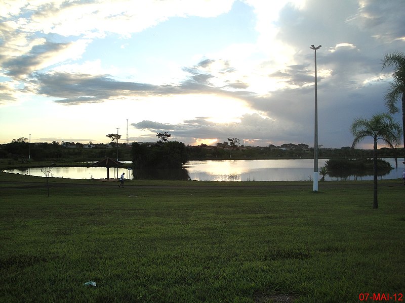 File:Lago Municipal de Pradópolis - panoramio.jpg