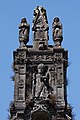 L'église Notre-Dame : statues sommitales au sommet d'un pignon.