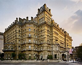 Langham Hotel (1865) John Giles. Una volta completato, fu il più grande hotel di Londra e il primo ad avere ascensori idraulici.