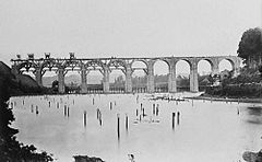 Le viaduc ferroviaire de Kerhuon en construction (1862).jpg