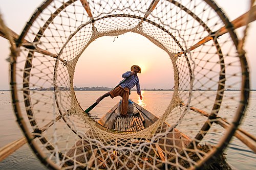 Bendéga kapoto saking bubune, ring Danu Inle, Myanmar.