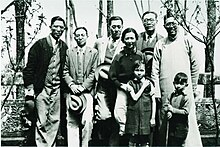 Слева направо: Чжоу Пэйюань, Лян Сычэн, Чэнь Дайсунь, Линь Хуэйинь с дочерью Цзайбинь, Цзинь Юэлинь, У Юсюнь, Лян Цунцзе — сын Сычэна и Хуэйинь. Фото 1940 года