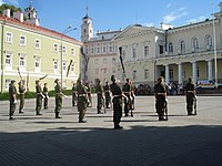 Straż Honorowa podczas ćwiczeń pokazu przed Pałacem Prezydenckim w Wilnie