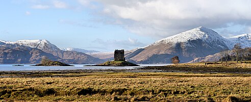 Vista do Loch Laich e do Castelo Stalker com as montanhas Ardnamurchan ao fundo