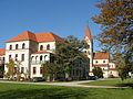 Auf der Südseite ein Anbau mit Loggia