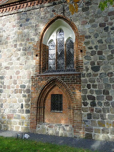 File:Lohmen Kirche vermauertes Portal Fenster 2012-10-11 356.JPG