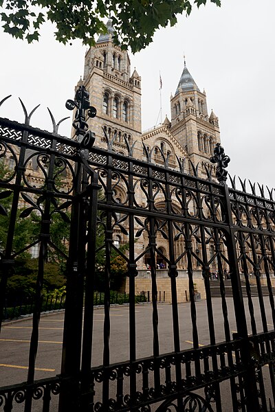 File:London - Cromwell Road - View NNE on the Natural History Museum 1881 at the Front Gate.jpg