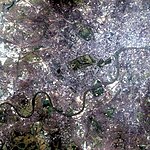 לונדון כפי שצולמה מלוויין לנדסט. ניתן להבחין בבירור בפיתולי נהר התמזה, שזורם מעל פני הקרקע
