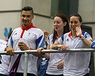 Beth Tweddle (GBR), links, Platz 6 mit der Mannschaft