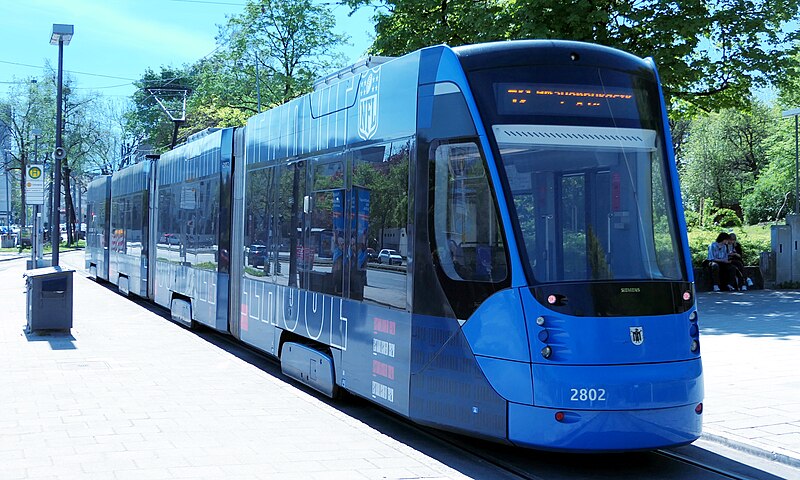 File:München, Tram am Scheidplatz mit NFL-Werbung, 2.jpeg