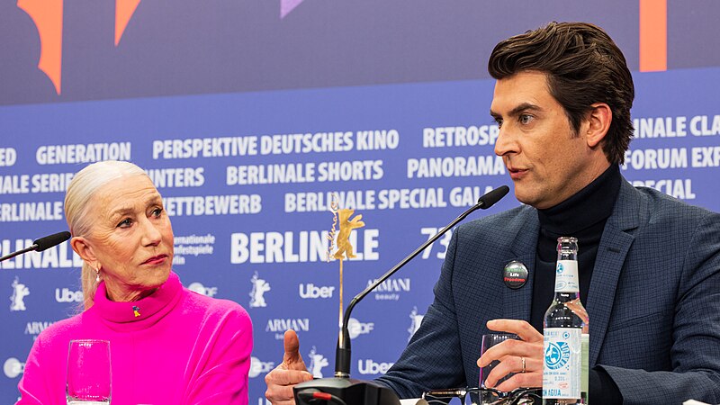 File:MKr24800 Helen Mirren and Guy Nattiv (Golda, Berlinale 2023).jpg