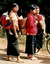 Mnongkvinnor i staden Buôn Ma Thuột.