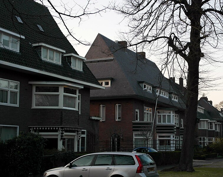 File:Maastricht-Villapark, Graaf van Waldeckstraat 24, 22-20-18, 16-14-12.jpg