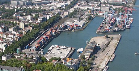 Mainz Luftbild aus dem historischen Zollhafen wurde ein moderner Container und Binnenhafen am Rhein Foto 2008 Wolfgang Pehlemann Wiesbaden IMG 0104