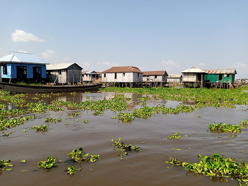 File:Maisons sur pilotis sur le fleuve Ganvié au Bénin 65.jpg