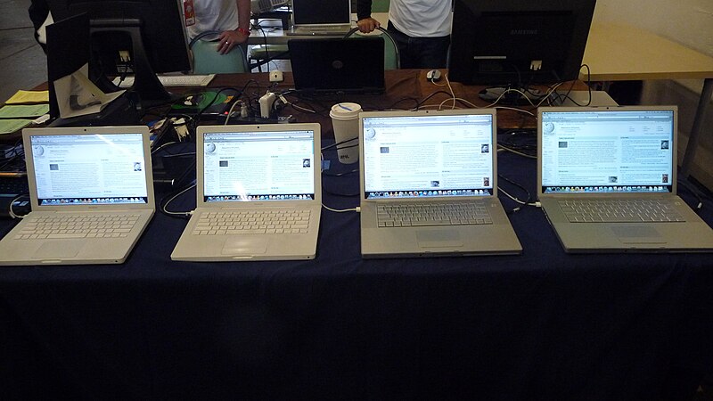 File:Maker faire 2009 laptops in place.jpg