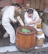 （近年の日本）木製の臼と杵で餅つきを行っている様子。
