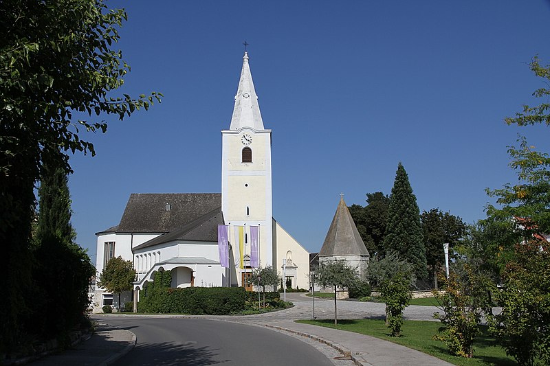 File:Margarethen - Kirchenplatz.JPG