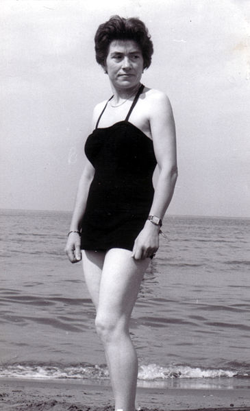 File:Maria Giovanna Mugnai in swimwear at Viareggio beach on 1960, looking away.jpg