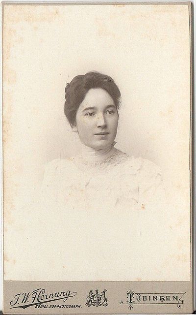 Maria Schweiger geb. Schmidt, Foto von J. W. Hornung, Tübingen um 1910.JPG