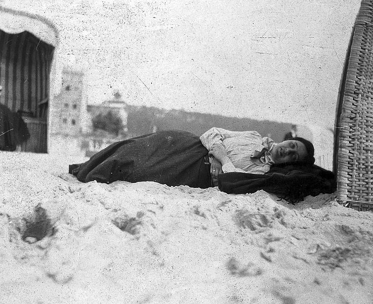 File:Melanie Klein lying on beach, circa 1911 Wellcome L0016243.jpg