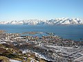 Talvista Melbun kylää. Kuvassa näkyy Melbun lauttasatama ja vastarannalla häämöttää Lofoottien Fiskebøl.