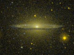 M104 en ultraviolet (GALEX).