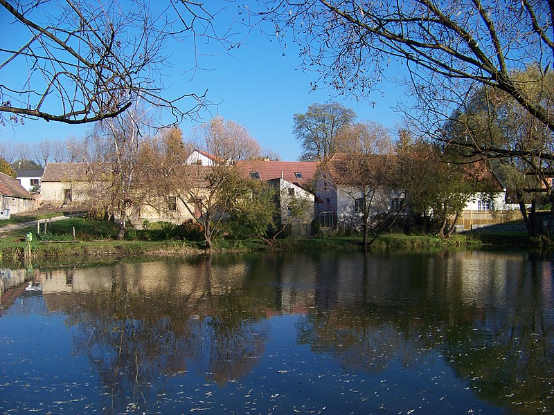 File:Miškovice, rybník a domy v Tuháňské (01).jpg