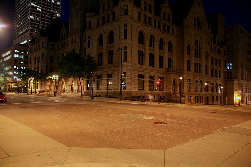 File:Milwaukee (WIS) Downtown, Federal building and US Courthouse. 1892 - vue de nuit (4744034511).jpg