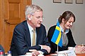 Ministru prezidents Valdis Dombrovskis tiekas ar Zviedrijas ārlietu ministru Karlu Biltu (6417851211).jpg
