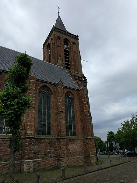 File:Monnickendam - Grote kerk (zijkant met toren).jpg