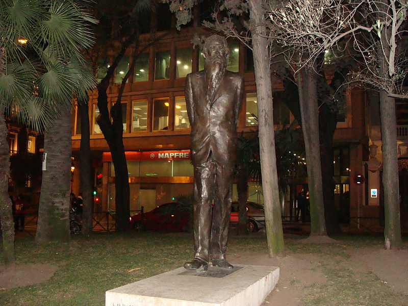 File:Monument to Ramόn del Valle-Inclan at night, Madrid 2008.JPG