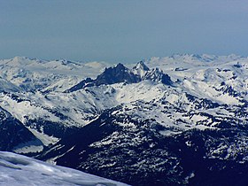 Luchtfoto van Mount Cayley vanuit het oosten.