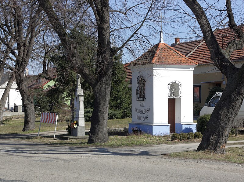 File:Moutnice - Rozařín, zvonice a kříž obr1.jpg