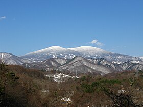 Nishiazuma Dağı'nın görünümü (sağda karla kaplı tepe).