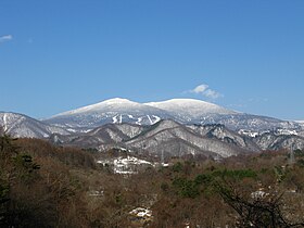 Kilátás a Nishiazuma hegyre (hófödte csúcs a jobb oldalon).