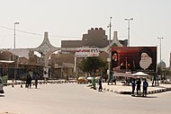 Näkymä Najafin kaupungista vaalimainoksineen.