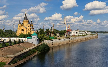 Vista da confluência dos rios Oka e Volga, e da catedral ortodoxa russa de Alejandro Nevski em Níjni Novgorod, Rússia. (definição 5 352 × 3 345)