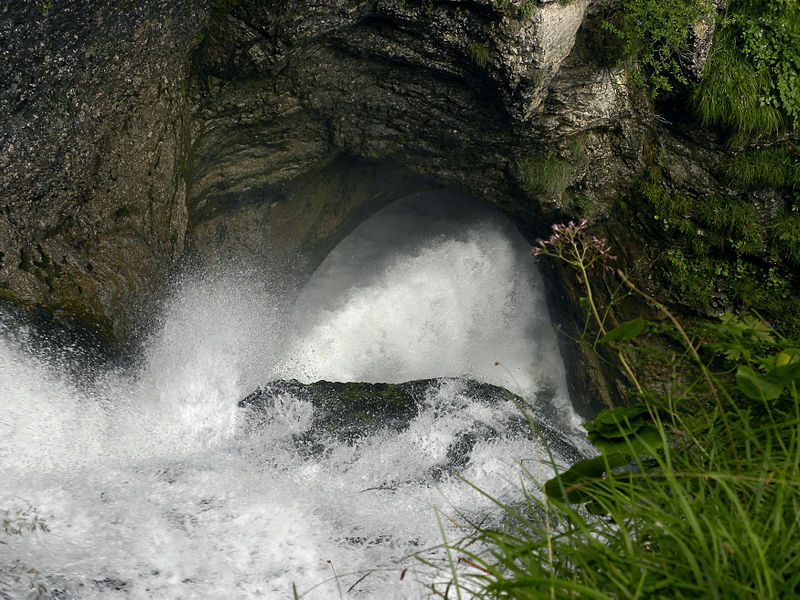 File:Naturpark Ötscher-Tormäuer - Trefflingfall III - Wasser gräbt eine Höhle.jpg